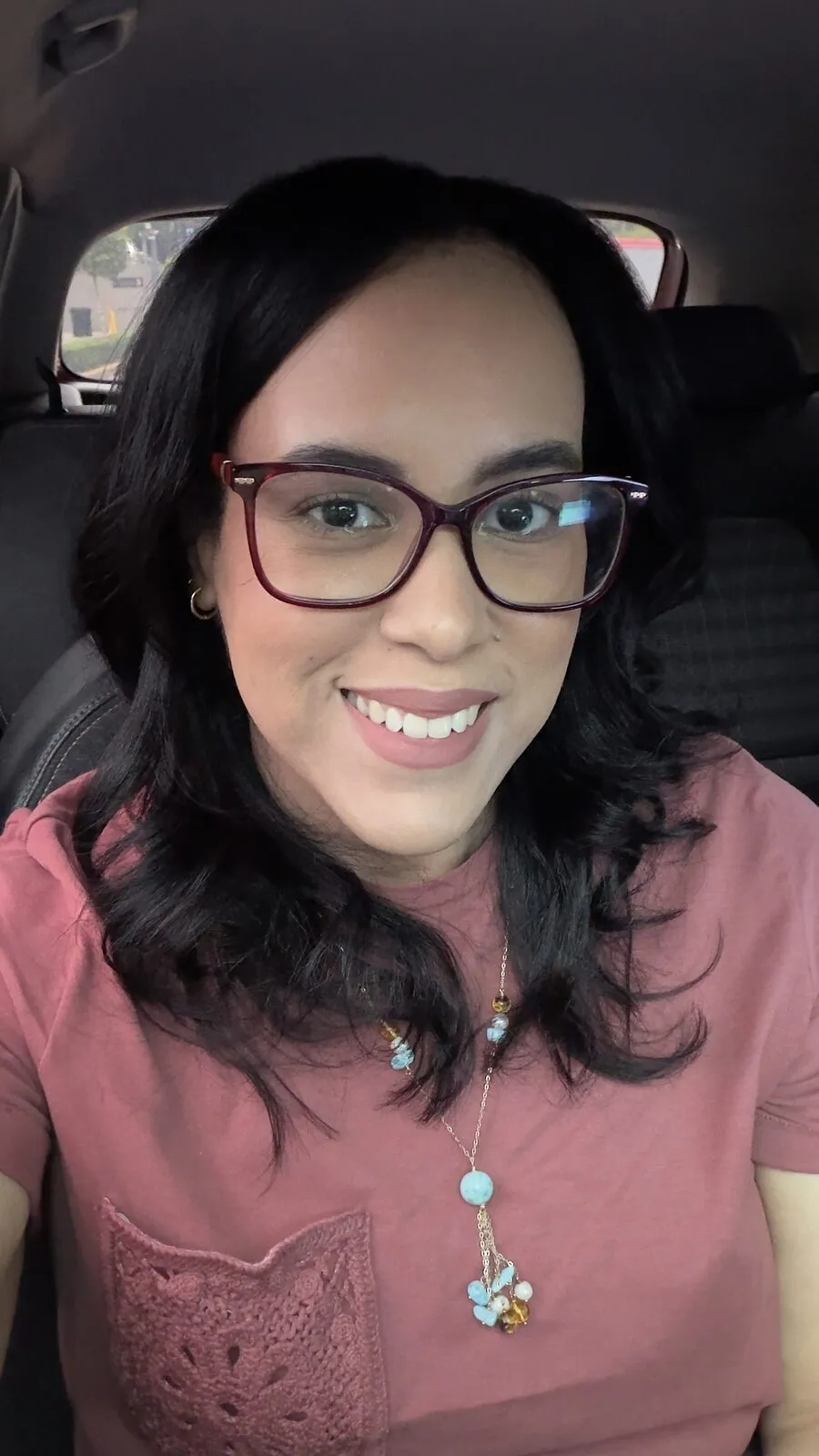 Masiel Mateo sonriendo, lista para conversar