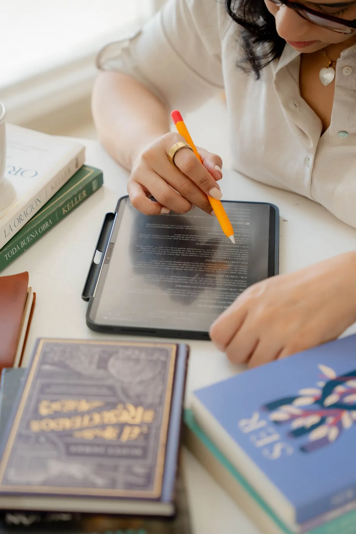Masiel Mateo trabajando en su escritorio