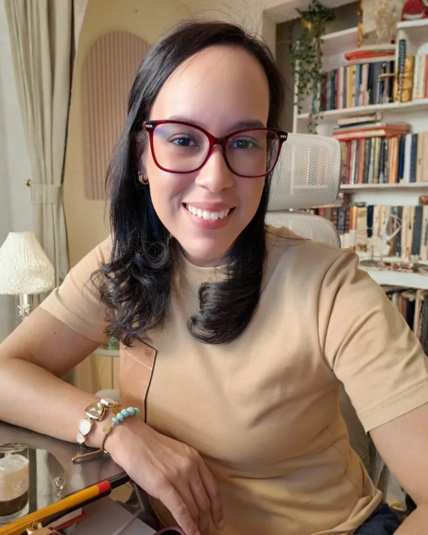Masiel Mateo en su mesa de trabajo