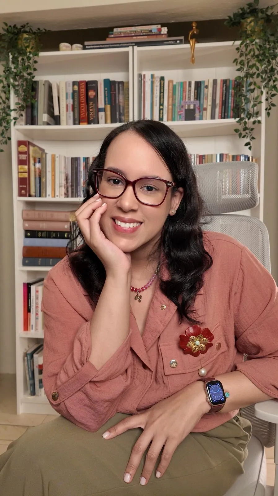 Masiel Mateo en su escritorio, con blazer rosa y sonriendo